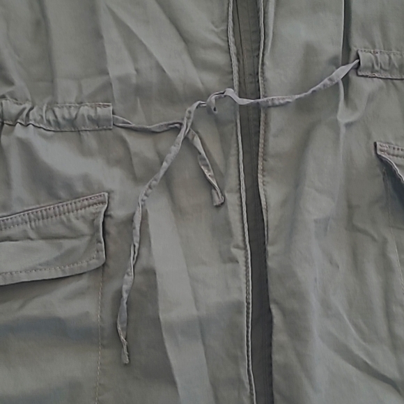 Collared Utility Vest with Pockets - Picture 4 of 9